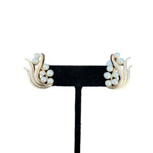 Crown Trifari Vintage Brushed Gold Tone Leaf Motif Clip-on Earrings Faux Pearls